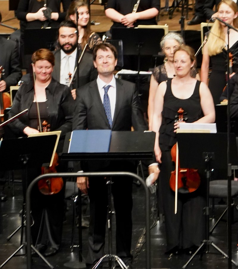 Herzlich gefeiert wurde der neue Chef am Pult des Symphonieorchesters Vorarlberg, Leo McFall.
