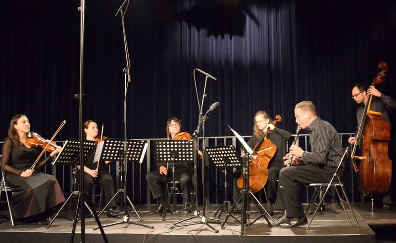 Das "Ensemble plus" mit Martin Schelling (Klarinette), Doren Dinglinger und Anita Martinek (Violine), Andreas Ticozzi (Viola), Jessica Kuhn (Violoncello) und Marcus Huemer (Kontrabass) spielte mit Esprit und virtuoser Spielfreude.