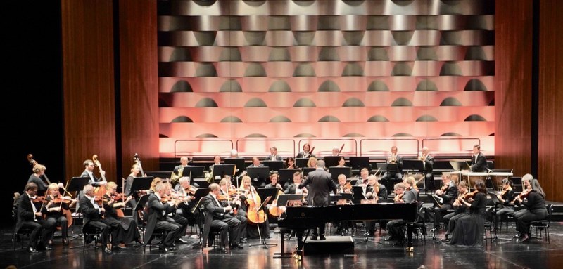 Das Mozarteumorchester Salzburg spielte unter der Leitung von Riccardo Minasi geistesgegenwärtig auf den Solisten Bezug nehmend. In den Reihen des Orchesters musizieren die beiden aus Vorarlberg stammenden Musiker Florian Simma am Violoncello sowie Dominik Neunteufel am Kontrabass.