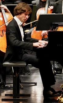 Der symphatische Pianist Rafał Blechacz sorgte beim vorletzten Meisterkonzert dieser Saison mit seinen Werkdeutungen der beiden Chopin-Klavierkonzerten im Bregenzer Festspielhaus für Jubel.