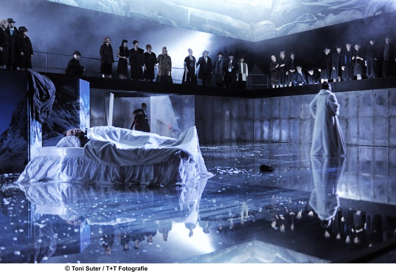 Wallys Geliebter Hagenbach wird von ihr vor einem Eifersuchts-Attentat gerettet, kommt aber später in einer Lawine um. (Fotos: Toni Suter, Theater St. Gallen)