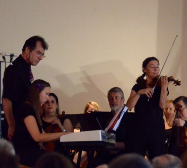 Solodarbietungen ergänzten den unterhaltsamen Abend und stellten die Vielseitigkeit einzelner Orchestermitglieder eindrücklich unter Beweis. Hier Sylvia Jungwirth und Verena Jungwirth mit einem temperamentvollen "Czardas".