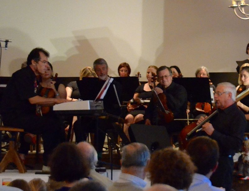 Herbert Müller spielte, am Klavier begleitet von Murat Üstün, auf der Melodika das Stück "Silver tears".