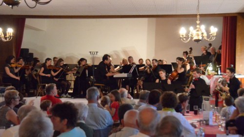 Das Stadtorchester Feldkirch unter der Leitung von Murat Üstün stellte die Erinnerungen des Clowns in ein buntes musikalisches Licht.