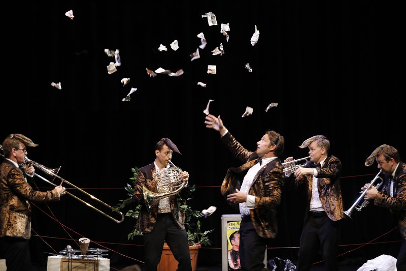Das fantasievoll gestaltete Musiktheater ist als Koproduktion mit der Philharmonie Luxemburg, dem Lucerne Festival, der Kölner Philharmonie, der Bregenzer Festspiele und der Jeunesse Wien entstanden.