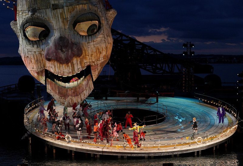 Die Verdi-Oper „Rigoletto“ ist von Regisseur Philipp Stölzl vom Hof zu Mantua in eine aktuelle Zirkusarena verlegt worden, wo sich ein buntes Treiben abspielt.