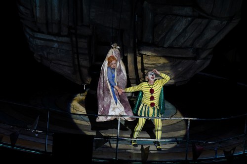 Den Clown Rigoletto (der bulgarische Bariton Vladimir Stoyanov) verbindet eine enge Zuneigung mit seiner Tochter Gilda (die russische Sopranistin Ekaterina Sadovnikova).