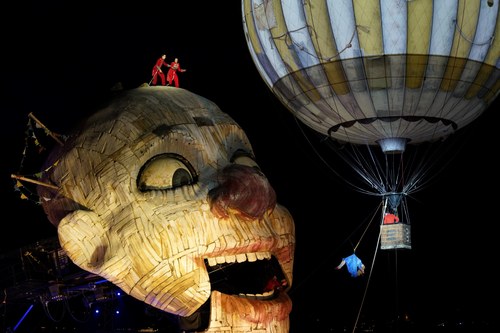 Auf der Flucht vor ihren Verfolgern hat Gilda die kühnsten Abenteuer zu bestehen und singt zuvor noch im Ballon auf 15 m Höhe ihre berühmte Arie „Caro nome“.