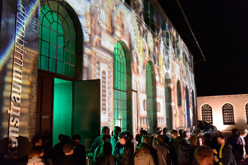 Die Fassade brachte das 2005 in Dornbirn gegründete Künstlerkollektiv Neon Golden zum Leuchten.