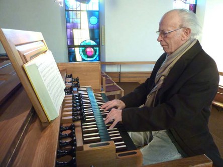 Gebhard Wiederin an der Orgel der Pfarrkirche von Altenstadt
