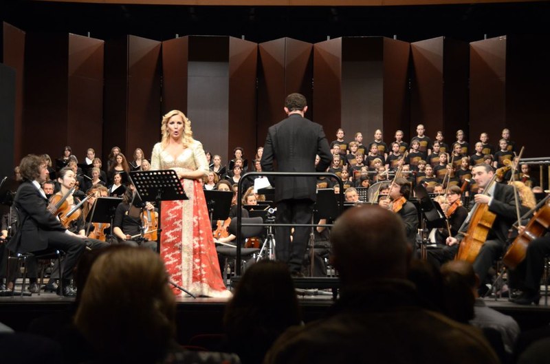 Das Symphonieorchester Vorarlberg, die Frauen des Bregenzer Festspielchores und des Kammerchores Feldkirch, der Kinderchor der Musikschule Götzis, die Altistin Annely Peebo sowie Mitglieder der Südwestdeutschen Philharmonie Konstanz interpretierten Mahlers dritte Symphonie mit vollem Einsatz. Am Dirigentenpult stand der charismatische Kirill Petrenko.