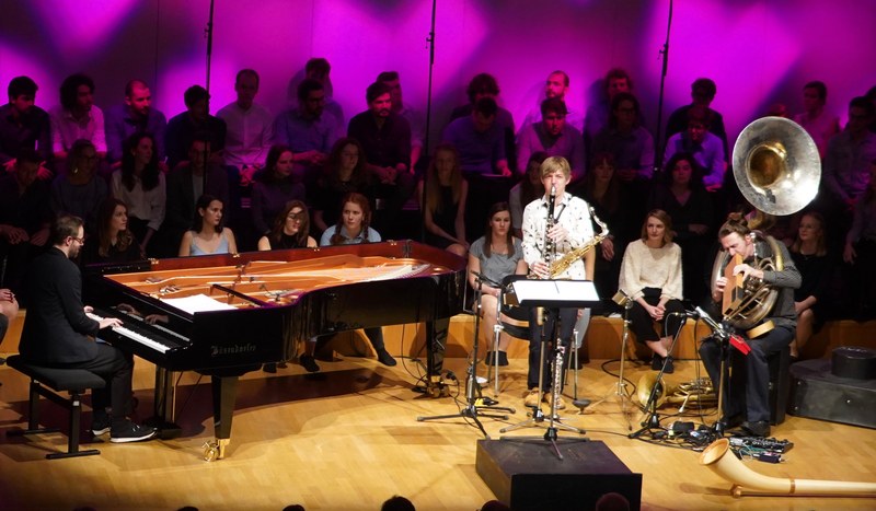 "Random|Control" mit David Helbock (Klavier), Andreas Broger (Holzblasinstrumente) und Johannes Bär (Blechblasinstrumente, Beatboxing und Electronics) ergänzte den vielfältigen Konzertabend ideal.