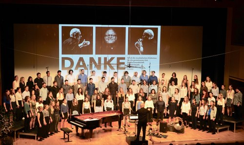 Der Leitgedanke des Konzertes "Voices4ever" war zugleich Programm beim Abschied von Oskar Egle als Chorleiter des Landesjugendchores in der KulturBühne AmBach.