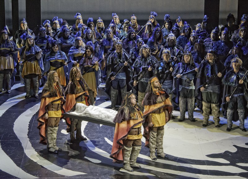 In Kostümen von Marrit van der Burgt werden die Chorsänger zu Neandertalern, die man zu Rittern geschlagen hat. Alle Fotos © Rupert Larl/Tiroler Landestheater