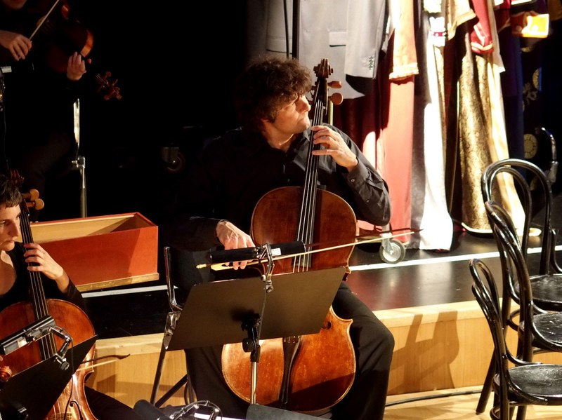 Bei Cellist Thomas Platzgummer liefen alle Fäden dieser turbulenten Inszenierung zusammen (Fotos Fritz Jurmann 5, Veranstalter 3)