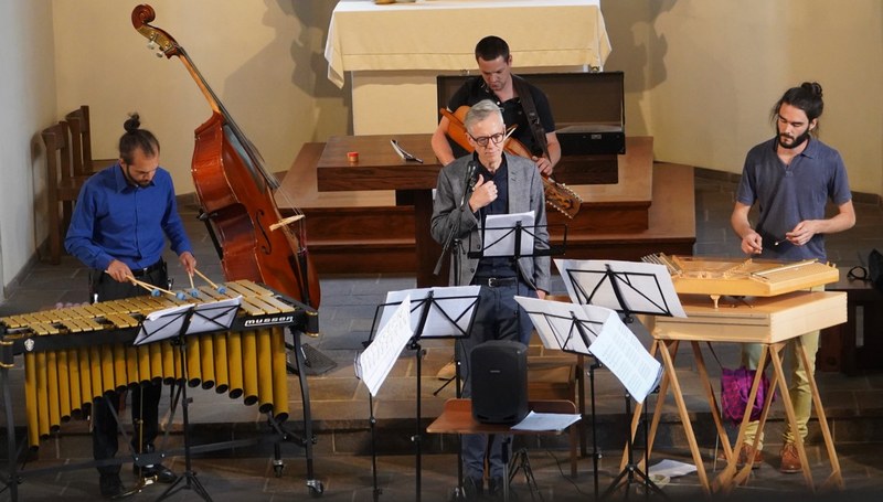 Dazu trug Gotthard Bilgeri inspirierende Lyrik vor und schuf eine mitteilsame Verbindung zwischen Musik und Poesie.