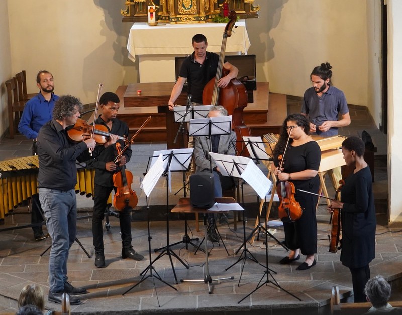 Die musikalischen Mediationen in der Pfarrkirche St. Arbogast finden viel Anklang. David Soyza (Vibraphon), Elias Menzi (Hackbrett), Matthias Härtel (Kontrabass) und Zuko Samela (Congas) sowie Klaus Christa, Moohkho Rankhala, Zuko Samela und Erin Torres an den Bratschen machten sich musikalische Gedanken über das Fliegen.