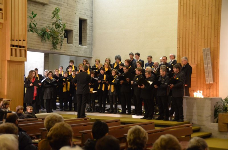 Der Kirchenchor Göfis unter der Leitung von Andreas Lampert, der Organist Bruno Oberhammer und die Sopranistin Petra Lindner-Schöch musizierten im Gedenken an Provikar Lampert und hinterließen mit einer Uraufführung von Helmut Sonderegger einen nachhaltigen Eindruck.