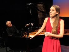 Der Pianist Hans-Udo Kreuels half der jungen Künstlerin mit Einführung und perfekter Begleitung über dieses Debüt.