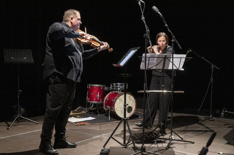Guy Speyers interpretierte ein Bratschensolostück von G.F. Haas und präsentierte im Duett mit Anja Nowotny-Baldauf ein neues Werk von Gerald Futscher.