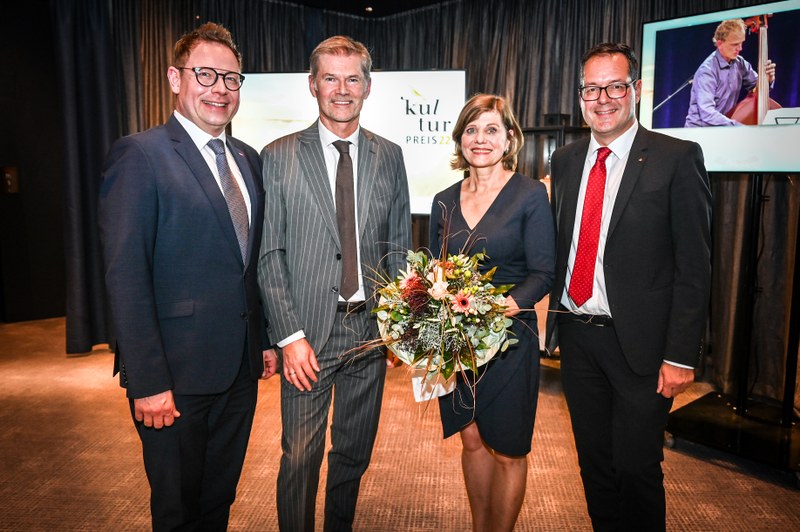 Die Notwendigkeit und das Anliegen die Kunst- und Kulturszene alljährlich mit dem Vorarlberger Kulturpreis zu stärken, betonten Markus Klement (ORF), Bernhard Moosbrugger (Casino Bregenz), Barbara Schöbi-Fink (Landesstatthalterin) und Martin Jäger (Sparkasse Dornbirn). (Foto: Udo Mittelberger)