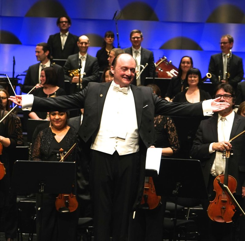 Mit viel Elan und großen Gesten bedankte sich François Leleux beim Publikum sowie den Musikerinnen und Musikern.