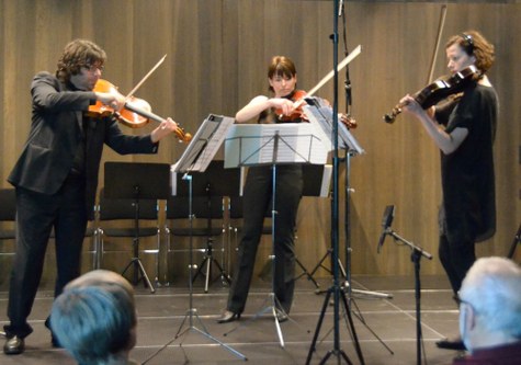 Die "Musik für 3 Bratschen" ist eines der Lieblingsstücke des "ensemble plus", hier musizieren Andreas Ticozzi, Karoline Hofmann und Veronika Körmendy.