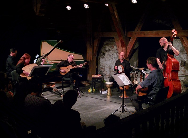 Eine Jamsession mit alten Instrumenten, inklusive der Drehleier