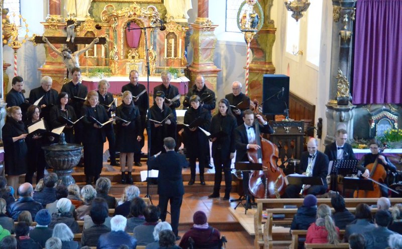 Die "Cantori Silvae" und "Amüsgöl" ließen sich in der Pfarrkirche in Schwarzenberg unter der Leitung von Thomas Thurnher auf eine nicht alltägliche Begegnung ein.