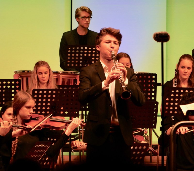 Der Klarinettist Paul Moosbrugger und die KBSinfonietta unter der Leitung von Benjamin Lack versetzten mit Carl Maria von Webers zweitem Klarinettenkonzert die Zuhörenden im Festsaal des Landeskonservatoriums in Jubelstimmung.