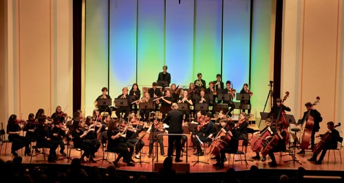 "Die Unvollendete" von Franz Schubert spielten die Orcherstermusikerinnen und -musiker mit viel Bedacht auf ein ausdrucksstarkes Zusammenwirken.