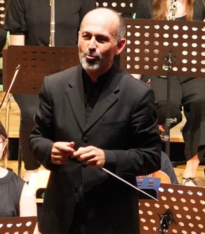Benjamin Lack leitete die KBSinfonietta und motivierte die Musikerinnen und Musiker zu beeindruckenden Darbietungen.