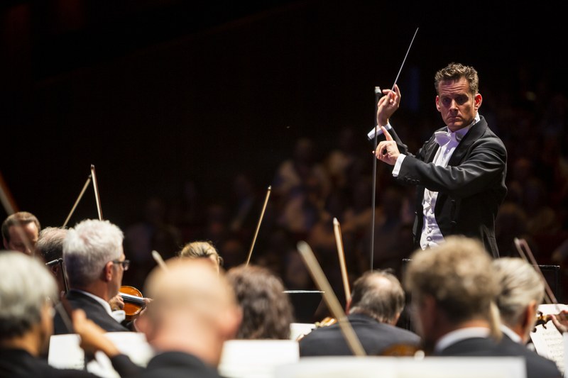 Philippe Jordan bündelte zum Abschluss seiner Funktion als Chefdirigent der Wiener Symphoniker die Kräfte aller und brachte im Rahmen von zwei Orchesterkonzerten bei den Bregenzer Festspielen detailreiche Werkdeutung der vier Symphonien von Johannes Brahms auf die Bühne. (Foto: Lisa Mathis)