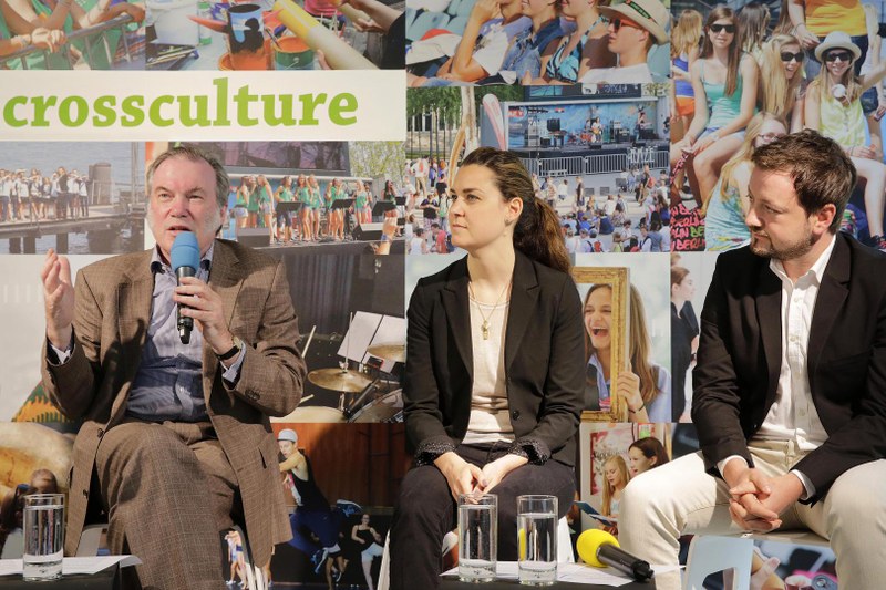 Über die Details des diesjährigen „crossculture“-Programms der Festspiele informierten v.l.n.r. der scheidende Intendant David Pountney, Jugendreferentin Nina Wolf und Simon Kräutler, verantwortlich für „crossculture week“ und das „Fest des Kindes“.