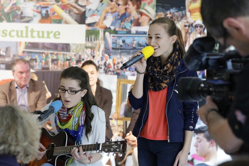 Tina und Anja Eres, 16 und 18 Jahre, aus Wolfurt, haben im Vorjahr bei „crossculture“ unter Anleitung von Simon Kräutler ihre ersten Schritte ins Showbusiness gewagt und durften heuer mit eigenen Songs bereits die Pressekonferenz umrahmen.