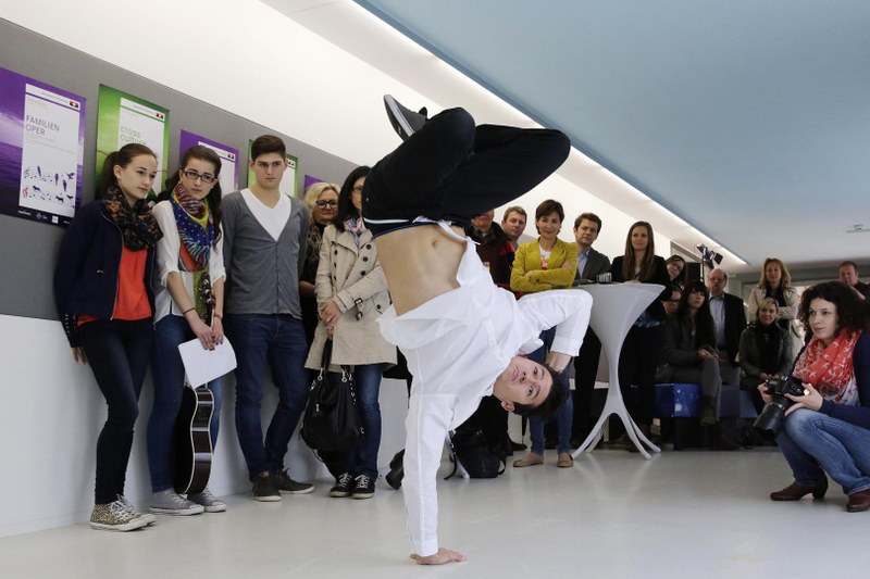 Eine verpoppte Arie der „Königin der Nacht“ aus der „Zauberflöte“ diente der Breakdance-Gruppe unter Patrick Gutensohn als Vorlage für gewagte Einlagen auf dem Steinboden im Künstlereingang des Festspielhauses (Fotos Bregenzer Festspiele/Anja Köhler).