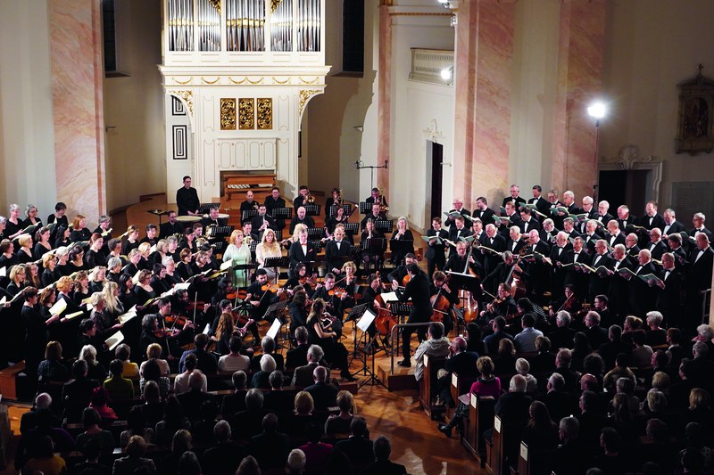 Etwa achtzig Sängerinnen und Sänger führen alljährlich unter der Leitung von Markus Landerer große Chor-Orchesterprojekte auf.
