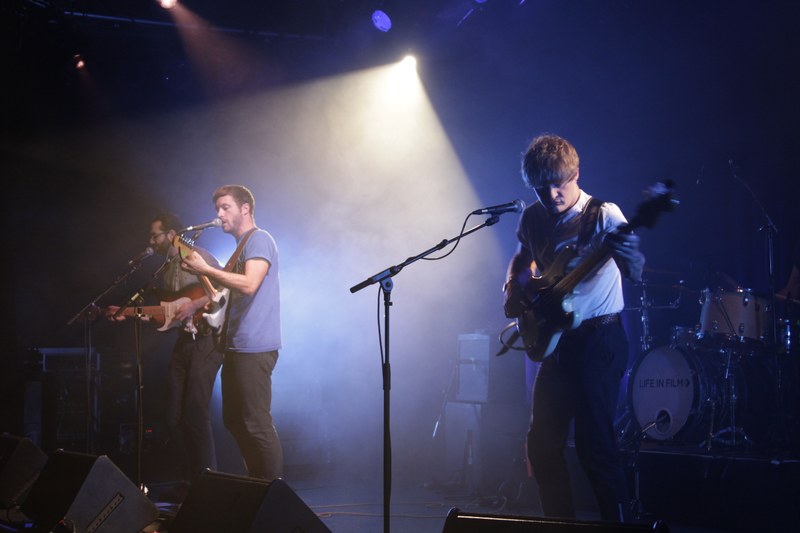 Im Zentrum bei Life in Film steht Sänger Samuel Fry, flankiert von Gitarrist Edward Ibbotson und Dominic Sennet am Bass (Foto: Andreas Mäser/Spielboden).