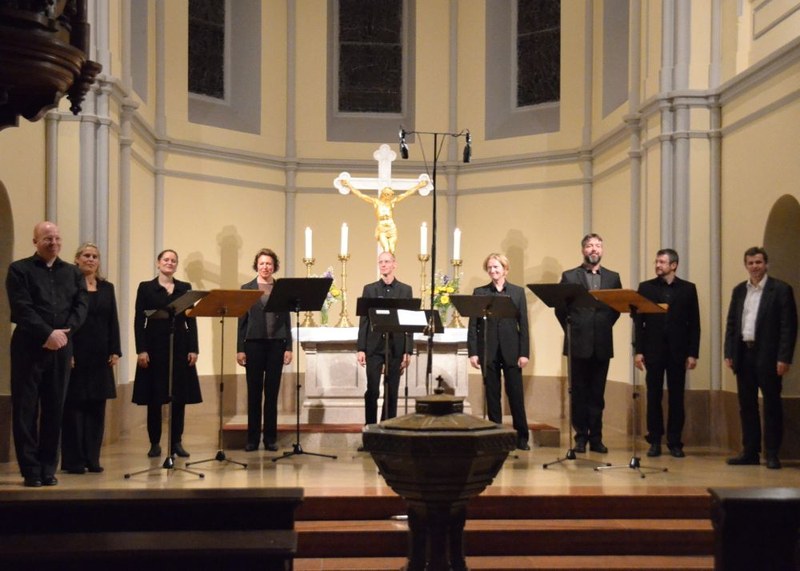 Ursula Langmayr, Simone Vierlinger, Bernadette Furch, Bernhard Landauer, Bernd Lambauer, Tore Tom Denys und Ulfried Staber gestalteten eine beeindruckende Uraufführung des "Madrigalbuches" von Michael Amann. Links im Bild der musikalische Leiter Kai Röhrig, rechts der Komponist.