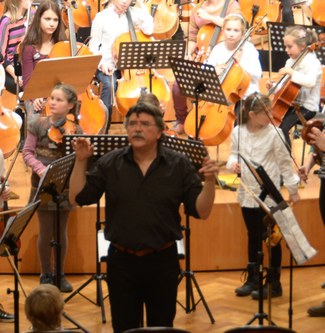 Francisco Obieta leitete das große Kinderorchester mit Humor und Schwung.