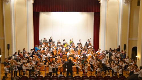 Über hundert MusikschülerInnen aus dem ganzen Land musizierten beim Streichertag im Landeskonservatorium.