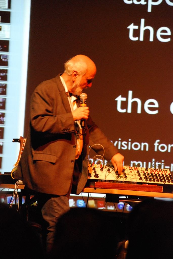 Morton Subotnick, Pionier der Computermusik, erklärte die Funktionsweise des Buchla-Synthesizers