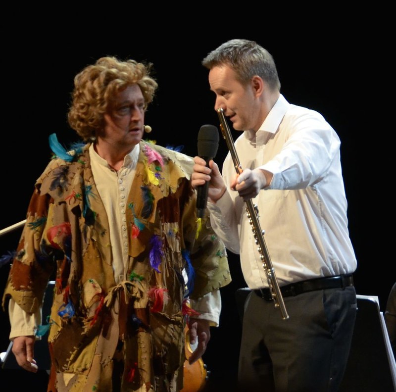 Der Flötist Erwin Klambauer half Papageno, alias Christoph Matl, bei der Suche nach seiner Panflöte.