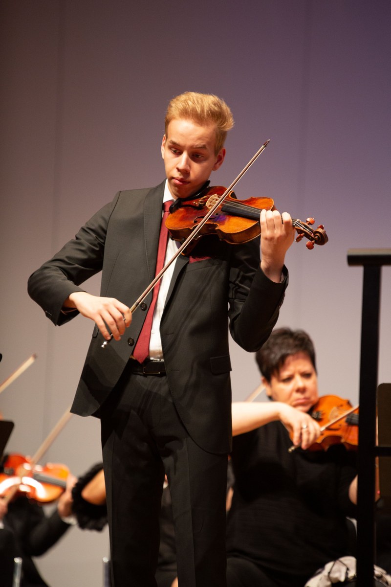 Der 19-jährige David Kessler aus Feldkirch hat bereits eine beeindruckende Musikerlaufbahn eingeschlagen. Brillant und sensibel interpretierte er das berühmte Violinkonzert KV 218 von W.A. Mozart gemeinsam mit dem Orchesterverein Götzis unter der Leitung von Benjamin Lack. (Fotos: Arno Wohlgenannt)