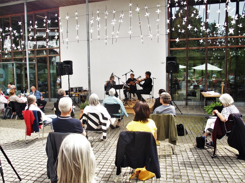 Claudia Christa (Flöte), Klaus Christa (Bratsche) und Alexander Swete (Gitarre) begaben sich mit "Pforte auf Reisen" nach St. Arbogast. Im schönen Ambiente boten sie den Zuhörenden einen langersehnten musikalischen Genuss und ein Gemeinschaftserlebnis. (Foto: Fritz Jurmann)
