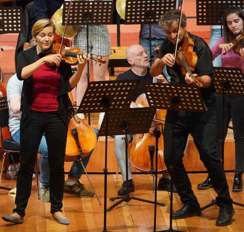 Als Solisten in Mozarts Sinfonia Concertante hatten sich Vineta Sareika und Klaus Christa viel zu sagen.