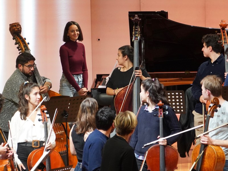 Die aus der Steiermark stammende Komponistin und Pianistin Viola Hammer spielte den Solopart bei der Aufführung ihres Werkes „Thrown back on blind spots“ für Klavier und Orchester.