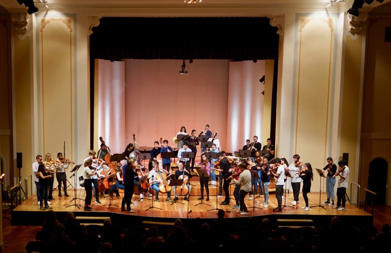 So bunt wie im Bild musizierte das Pforte-Kammerorchester im Festsaal des Landeskonservatorium. Vineta Sareika leitete die Musiker:innen der Iberacademy, des Manaung Stringprojects und des Vorarlberger Landeskonservatoriums vom Konzertmeisterpult aus.