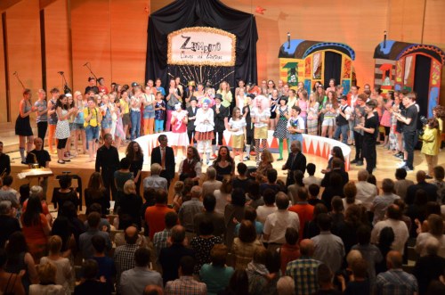 Die BesucherInnen im voll besetzten Angelika-Kauffmann-Saal spendeten den vielen Mitwirkenden der Eigenproduktion "Zampino - Clowns und Zampanos" tosenden Applaus.