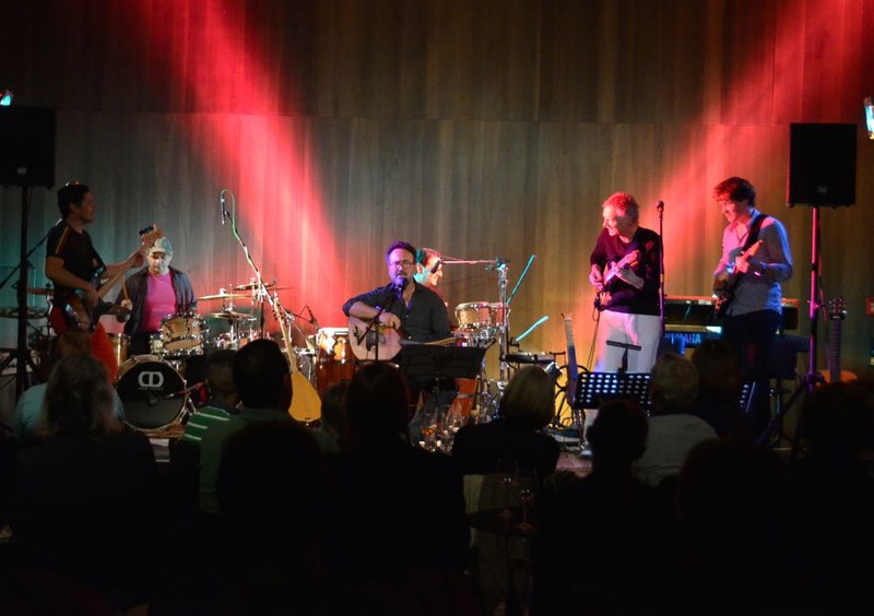 Persönliche Eindrücke und Erlebnisse fassten Gerry Zucol und Aydin Balli mit der Band "La Paloma Mysterium" im vorarlberg museum in farbenreiche musikalische Bilder.